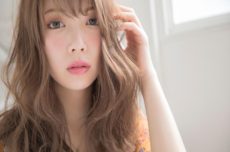 淡いカラーの女性